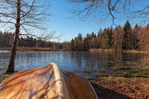 Une barque retournée au bord de l'étang des Monts-de-Riaz