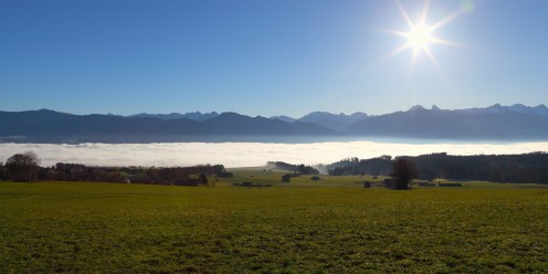 Tempête de ciel bleu au-dessus du brouillard