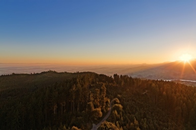 Le soleil pointe ses premiers rayons sur la tour du Gibloux