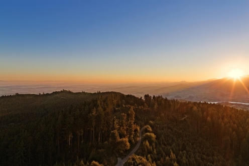 Le soleil pointe ses premiers rayons sur la tour du Gibloux