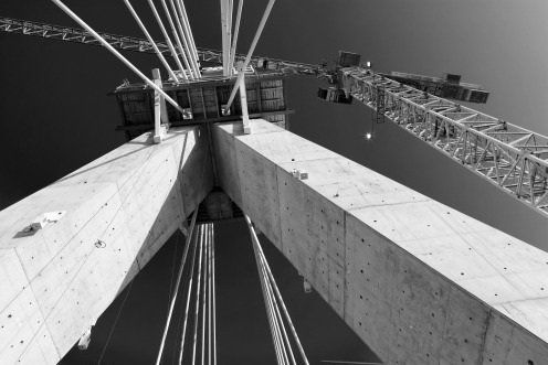 pont-poya-pilier-monochrome